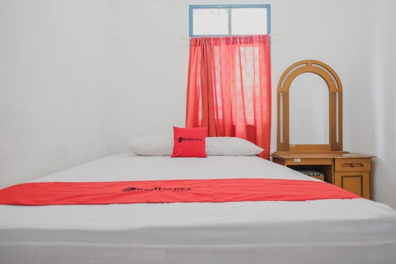 RedDoorz near Pantai Florida Anyer Serang Exterior foto