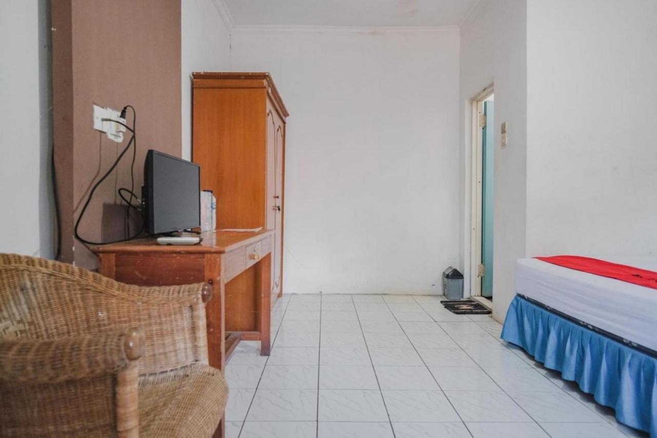 RedDoorz near Pantai Florida Anyer Serang Exterior foto