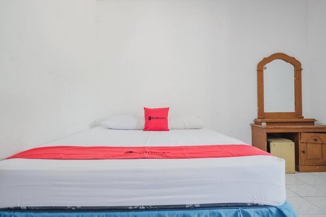 RedDoorz near Pantai Florida Anyer Serang Exterior foto